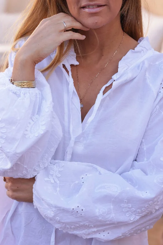 Bargain Alert Tunique blanche col froufrou manches broderie fleurs et cachemire