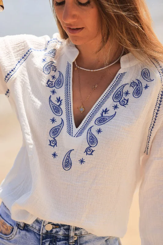 Deal Alert Blouse en gaze de coton blanc broderie cachemire bleu col